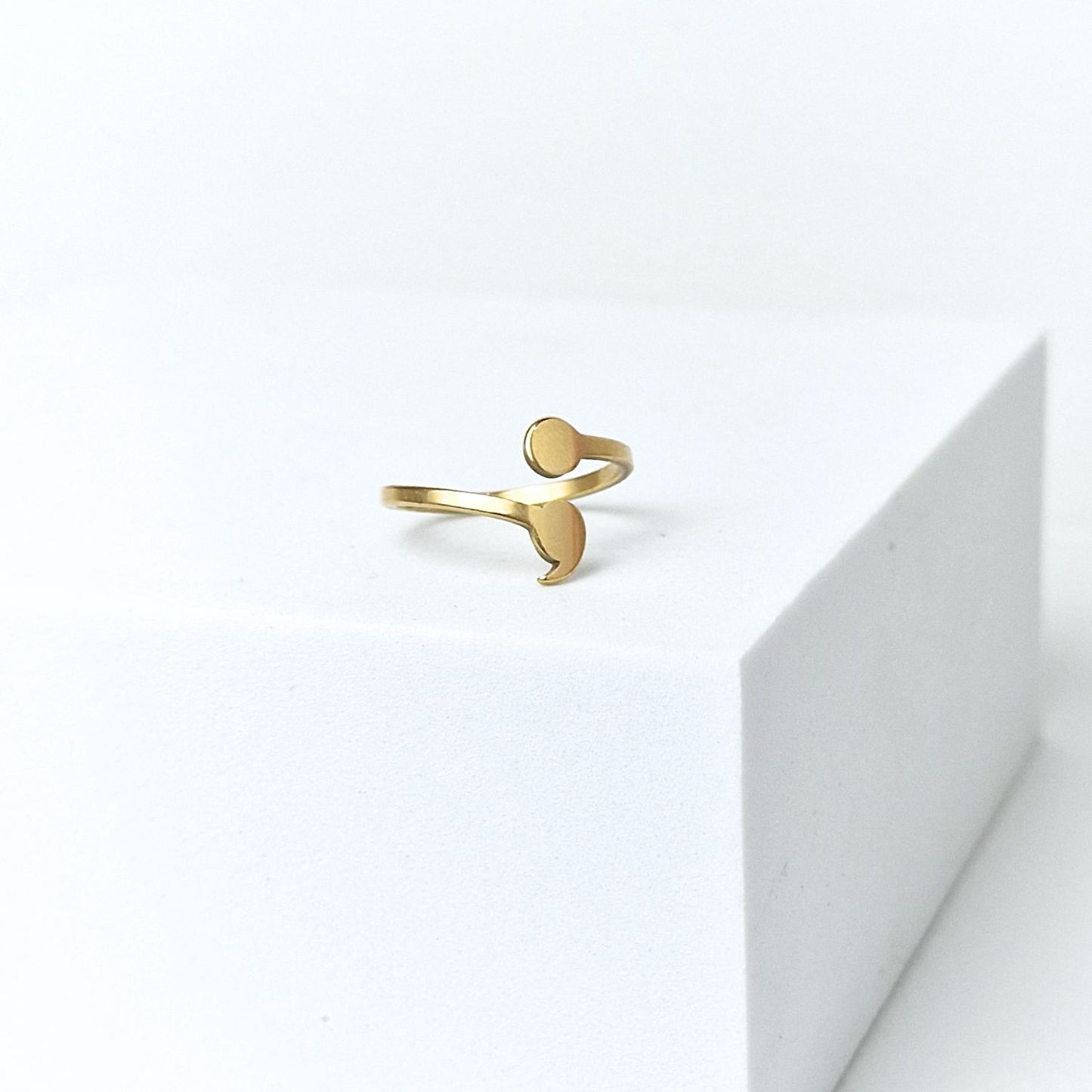 Anillo solidario punto y coma