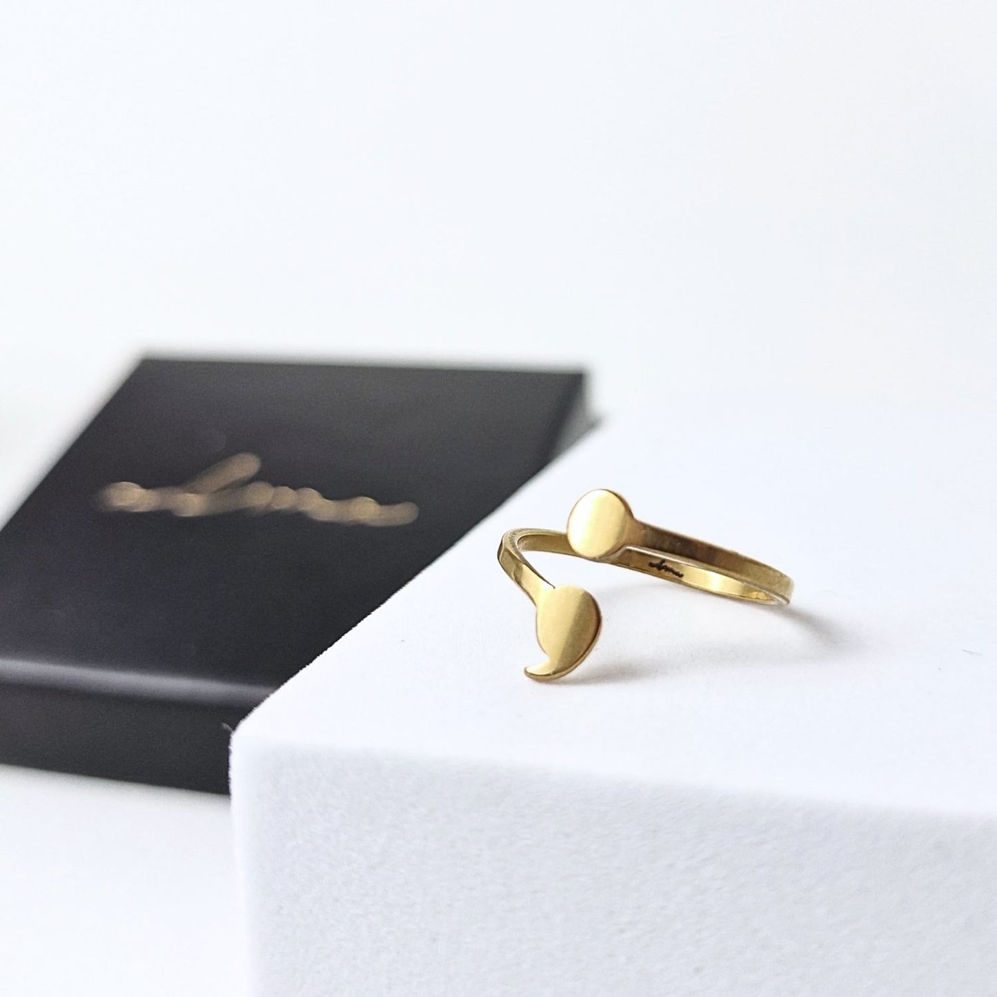 Anillo solidario punto y coma