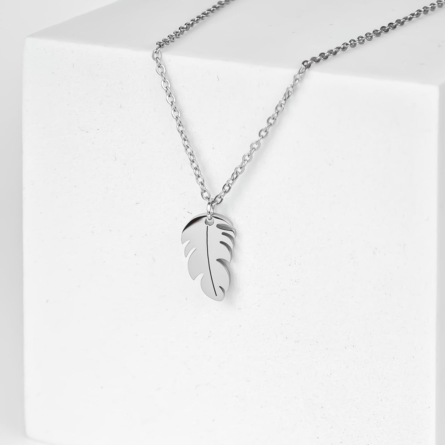 Collar pluma solidaria