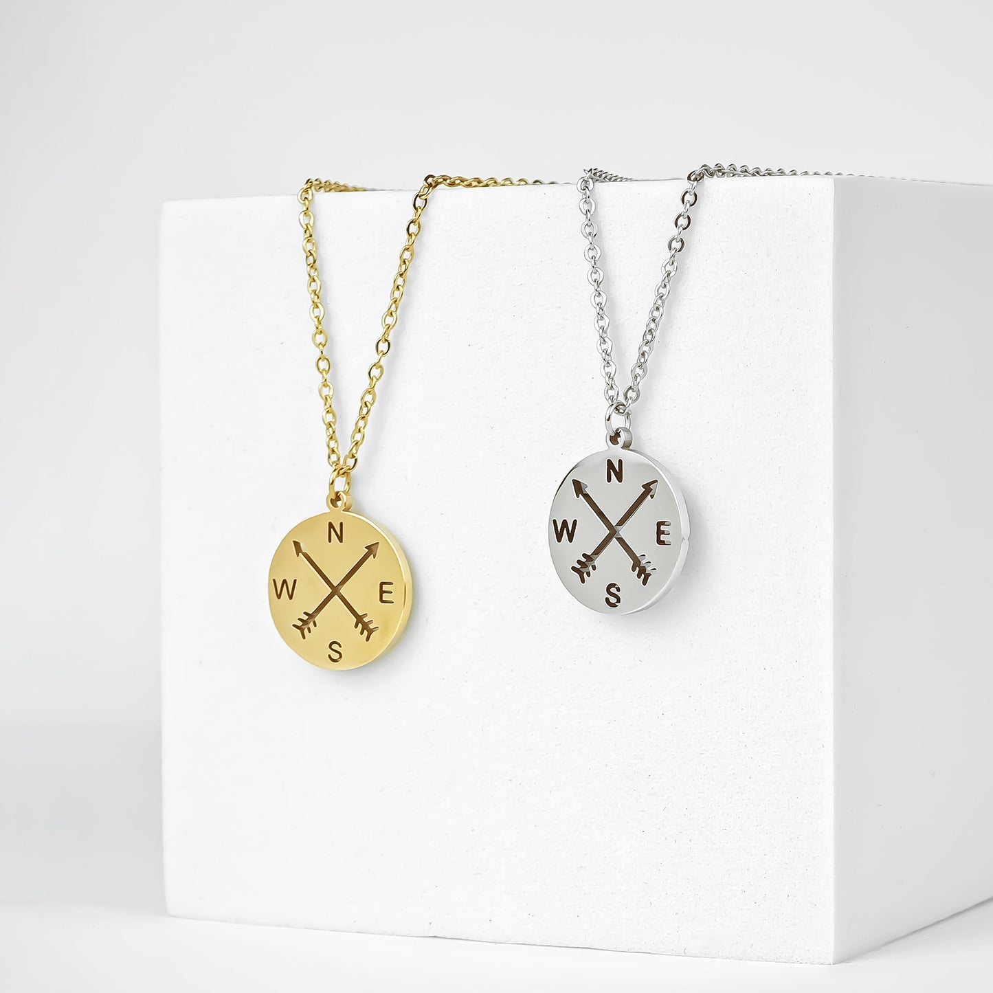 Collar solidario rosa de los vientos