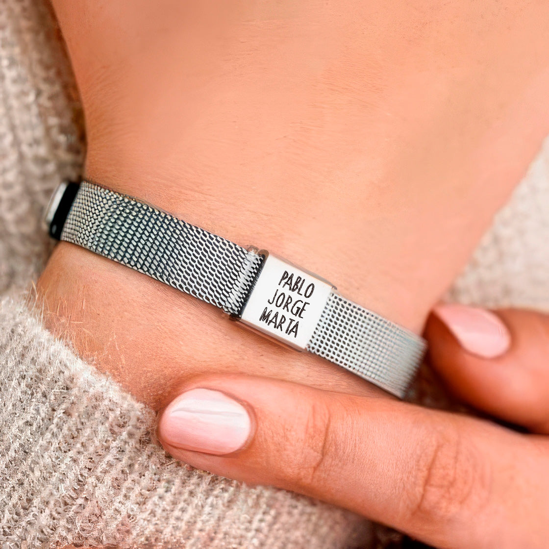 Pulsera minimalista personalizada con nombres