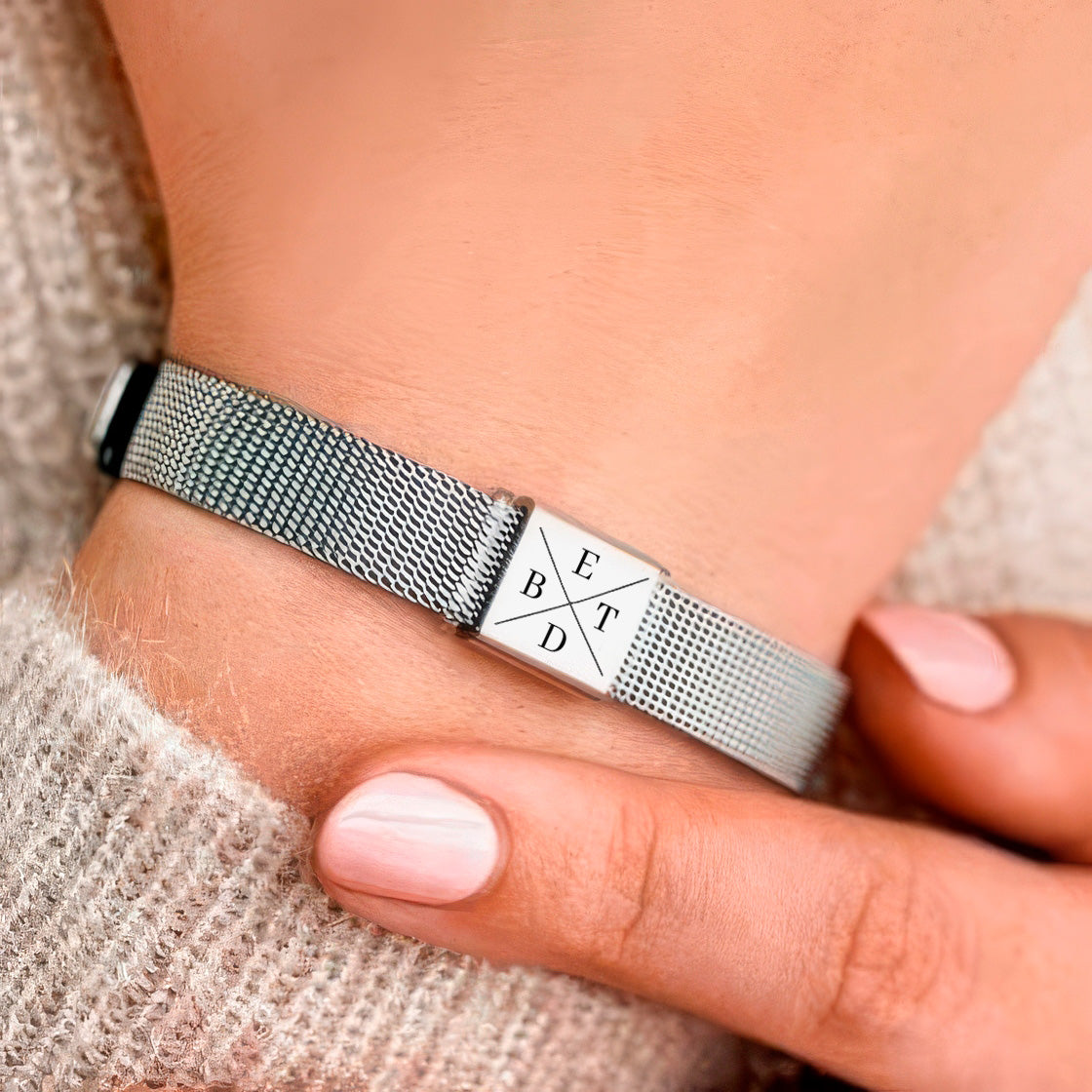 Pulsera minimalista personalizada con iniciales