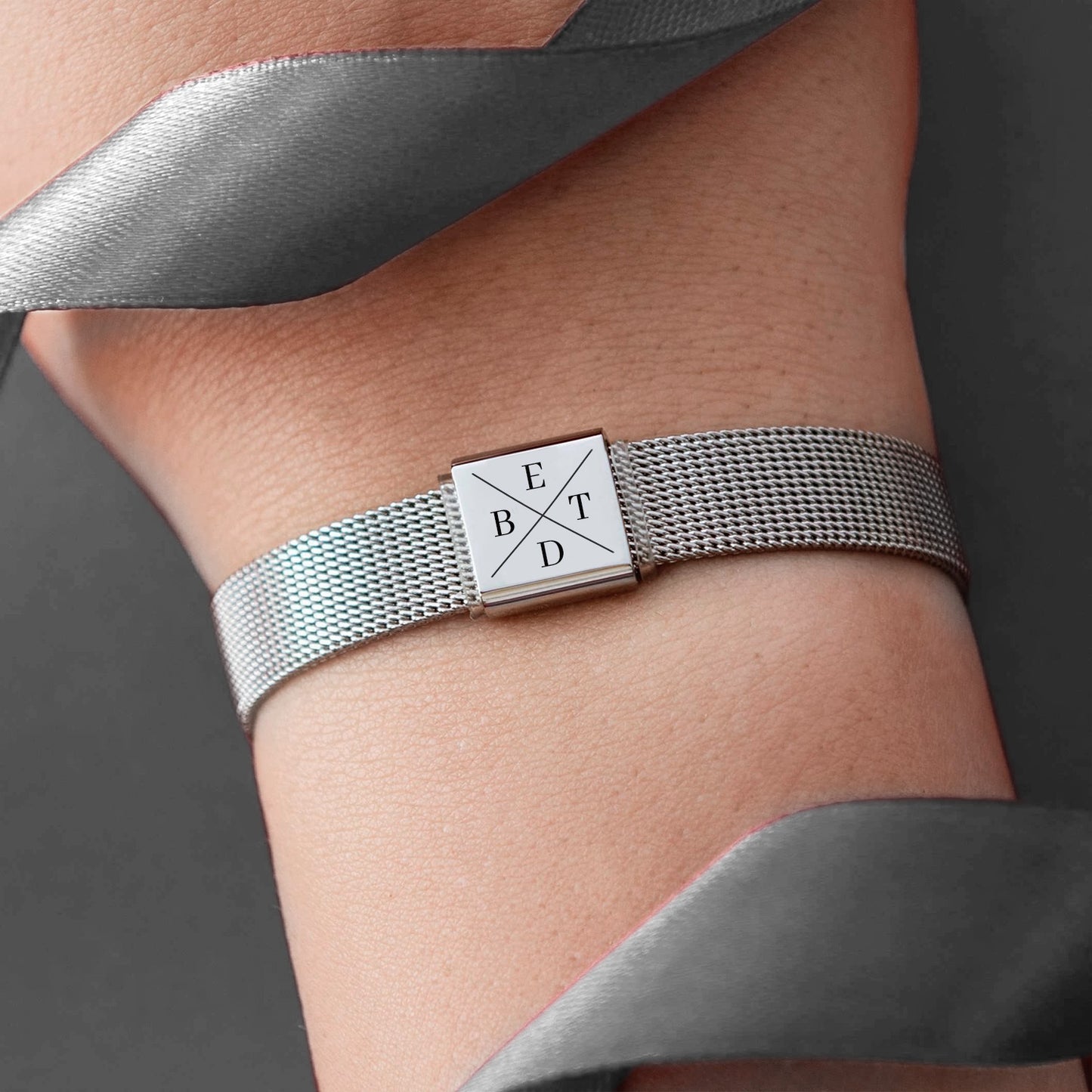 Pulsera minimalista personalizada con iniciales