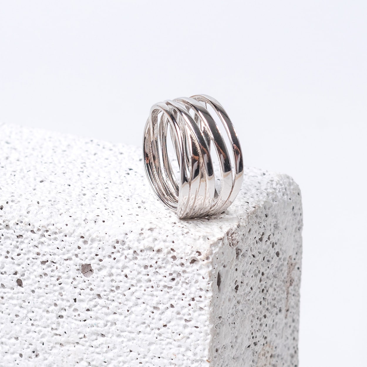 Anillo entrelazado solidario