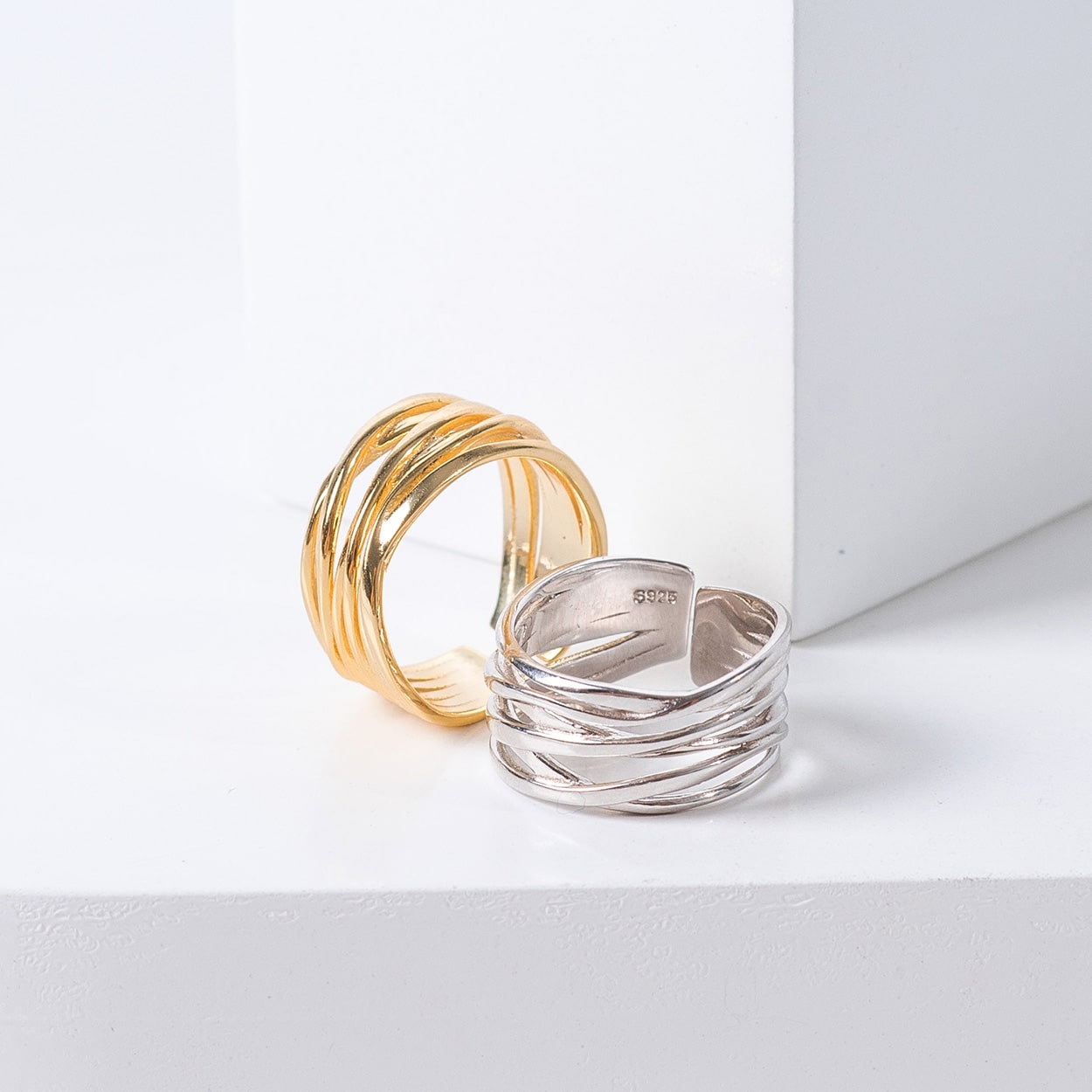 Anillo entrelazado solidario
