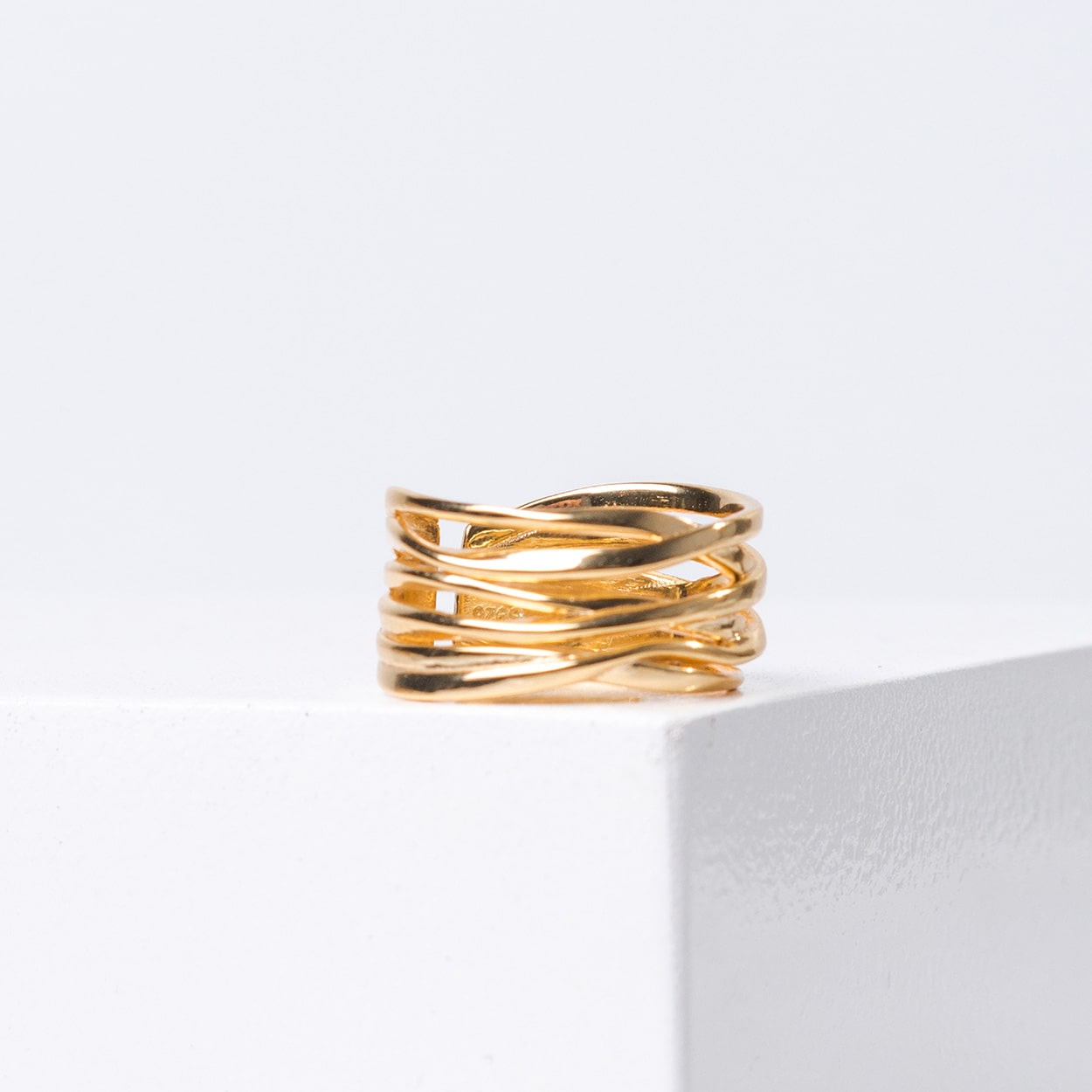 Anillo entrelazado solidario