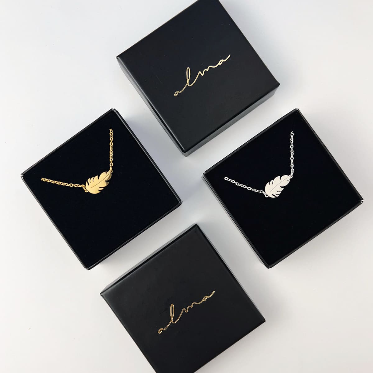 Pulsera pluma solidaria