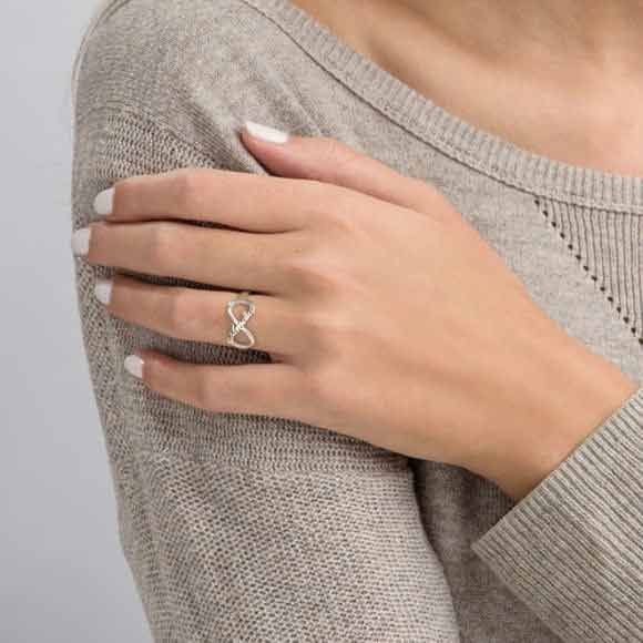 Anillo infinito con nombre de plata