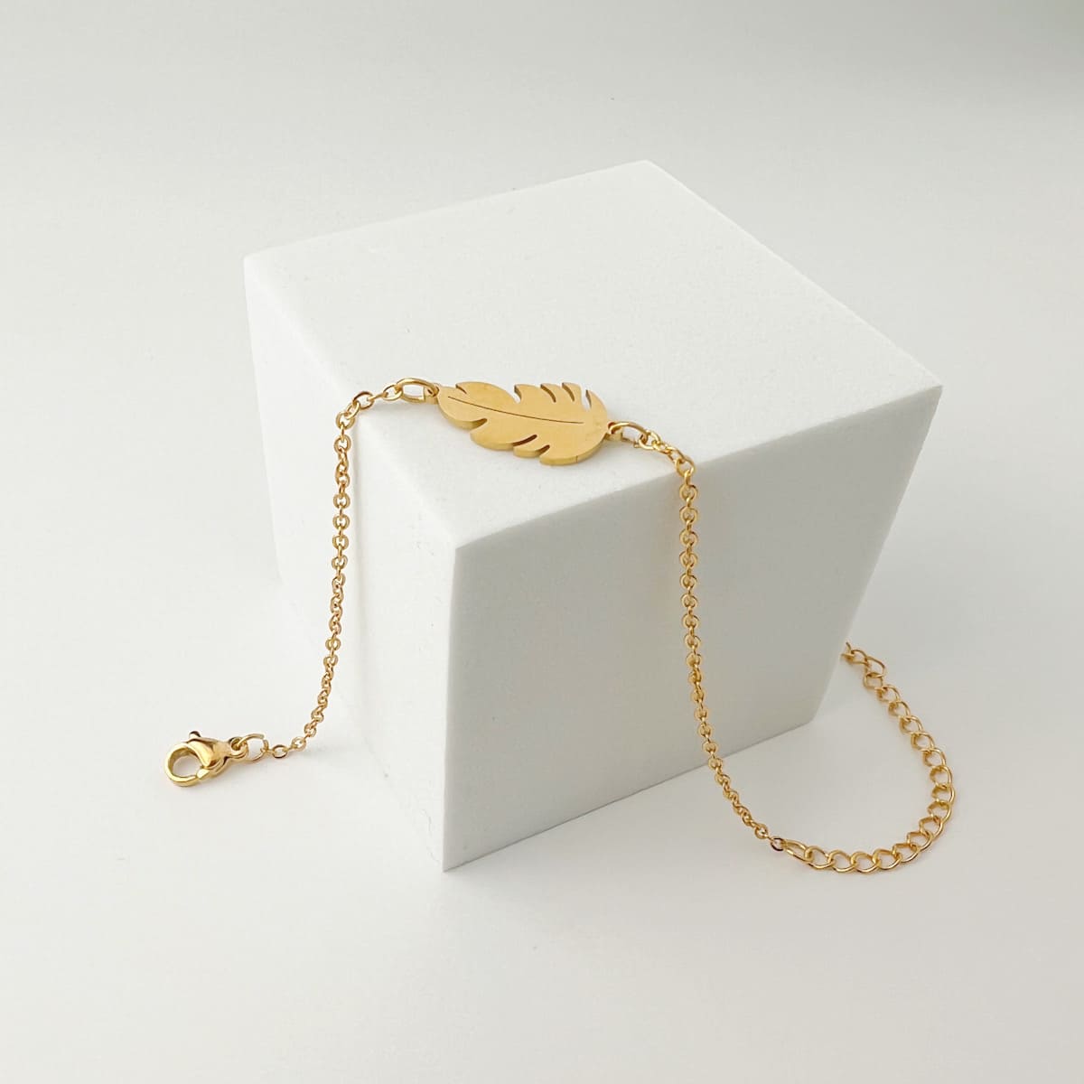 Pulsera pluma solidaria