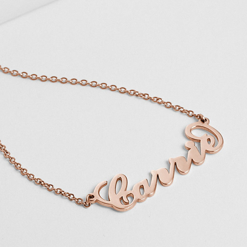 Collar con nombre de moda