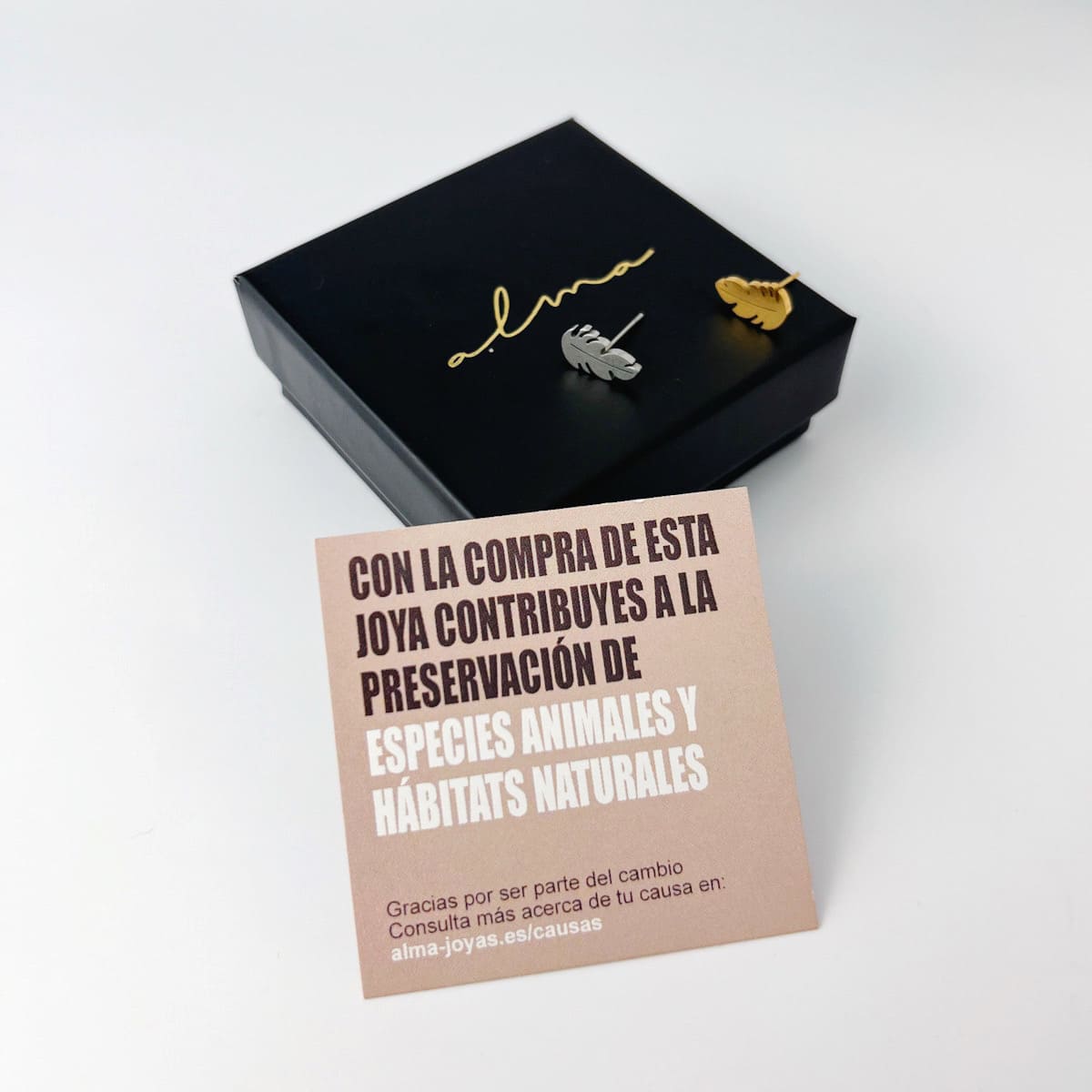 Pendientes pluma solidaria