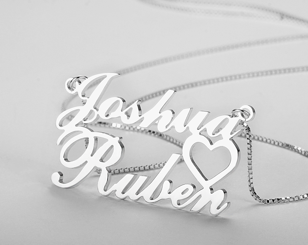 Collar con nombre de moda