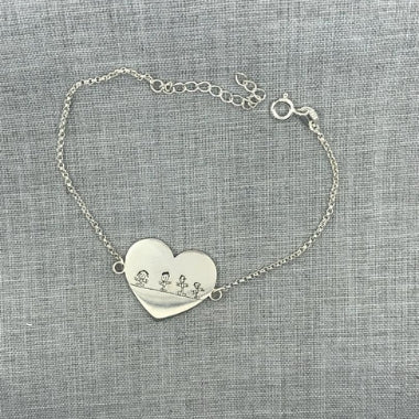 Pulsera con dibujo en corazón de plata