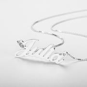 Collar con nombre de moda