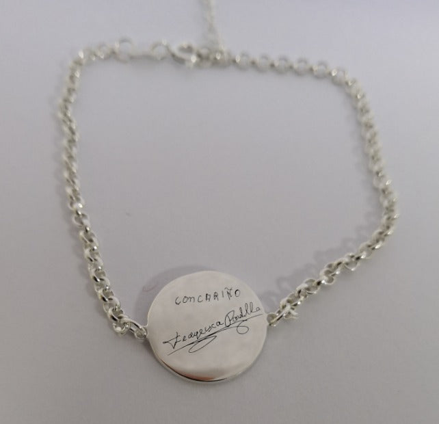 Pulsera con dibujo en corazón de plata