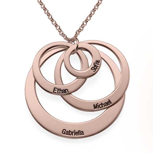 Collar de cuatro anillos con nombres para toda la familia